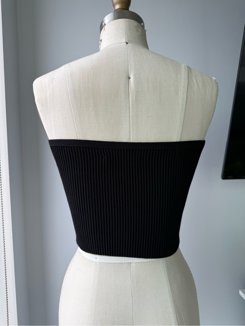 Babaton Strapless Ribbed Crop Top - Picture 2 of 4